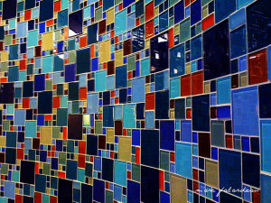 többszínű mozaik csempe