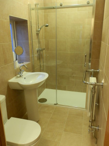 fürdőszoba zuhanykabinnal