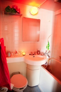 rózsaszín panel fürdőszoba